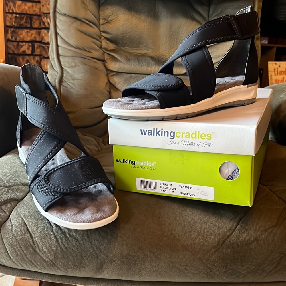 Walking cradles black Lycra sandals. Size: 7 1/2